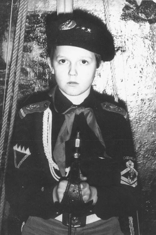 1989-10 Ауэрбах Саша в карауле у флага